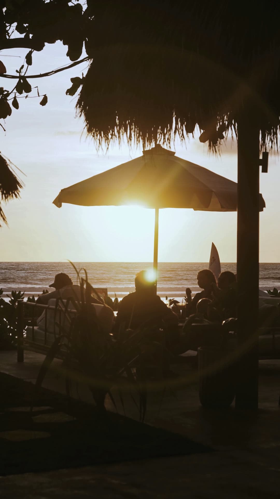 Strandbar am Meer im Sonnenuntergang