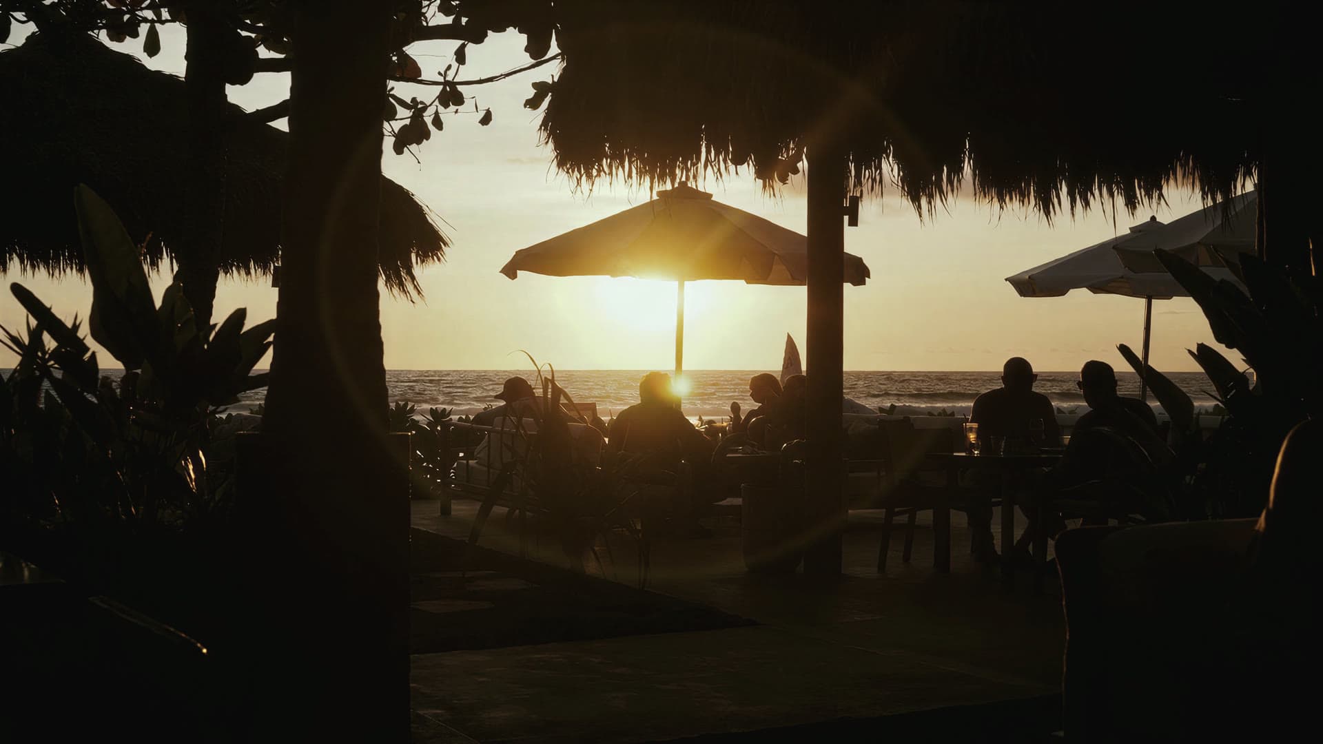 Strandbar am Meer im Sonnenuntergang