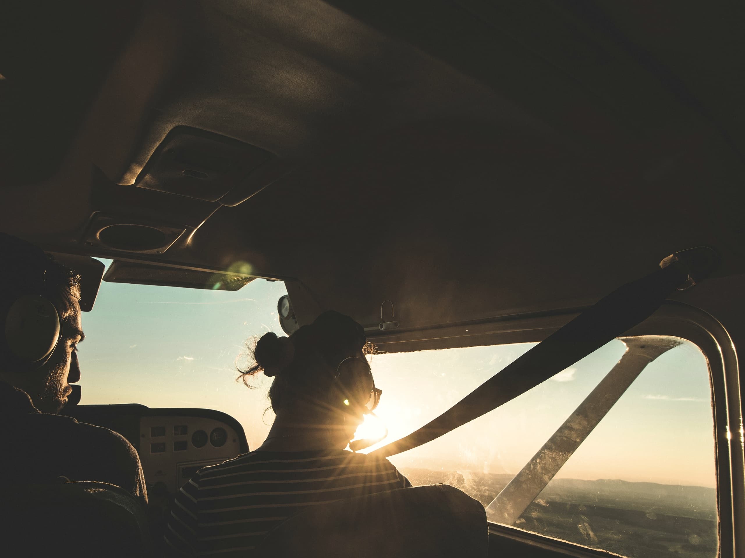 Cockpit eines Kleinflugzeugs im Abendlicht