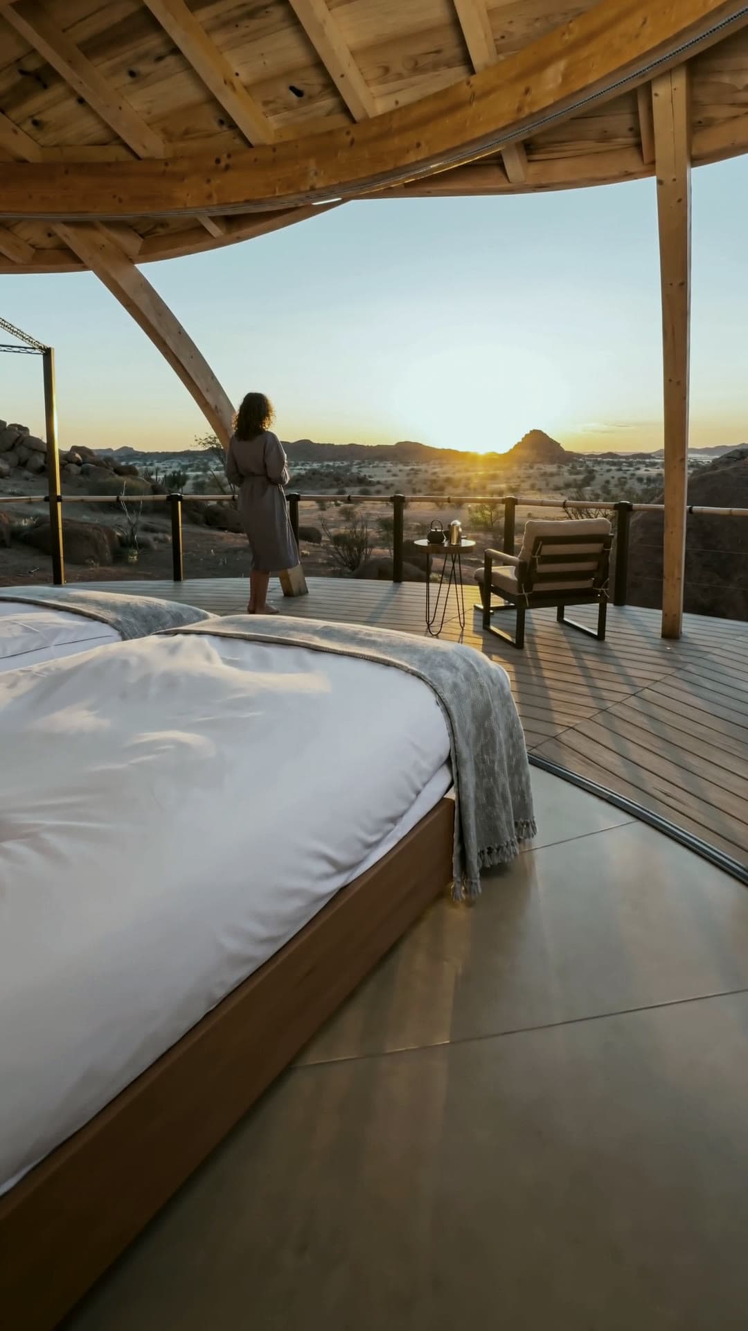 Savanne mit Akazien im Sonnenuntergang