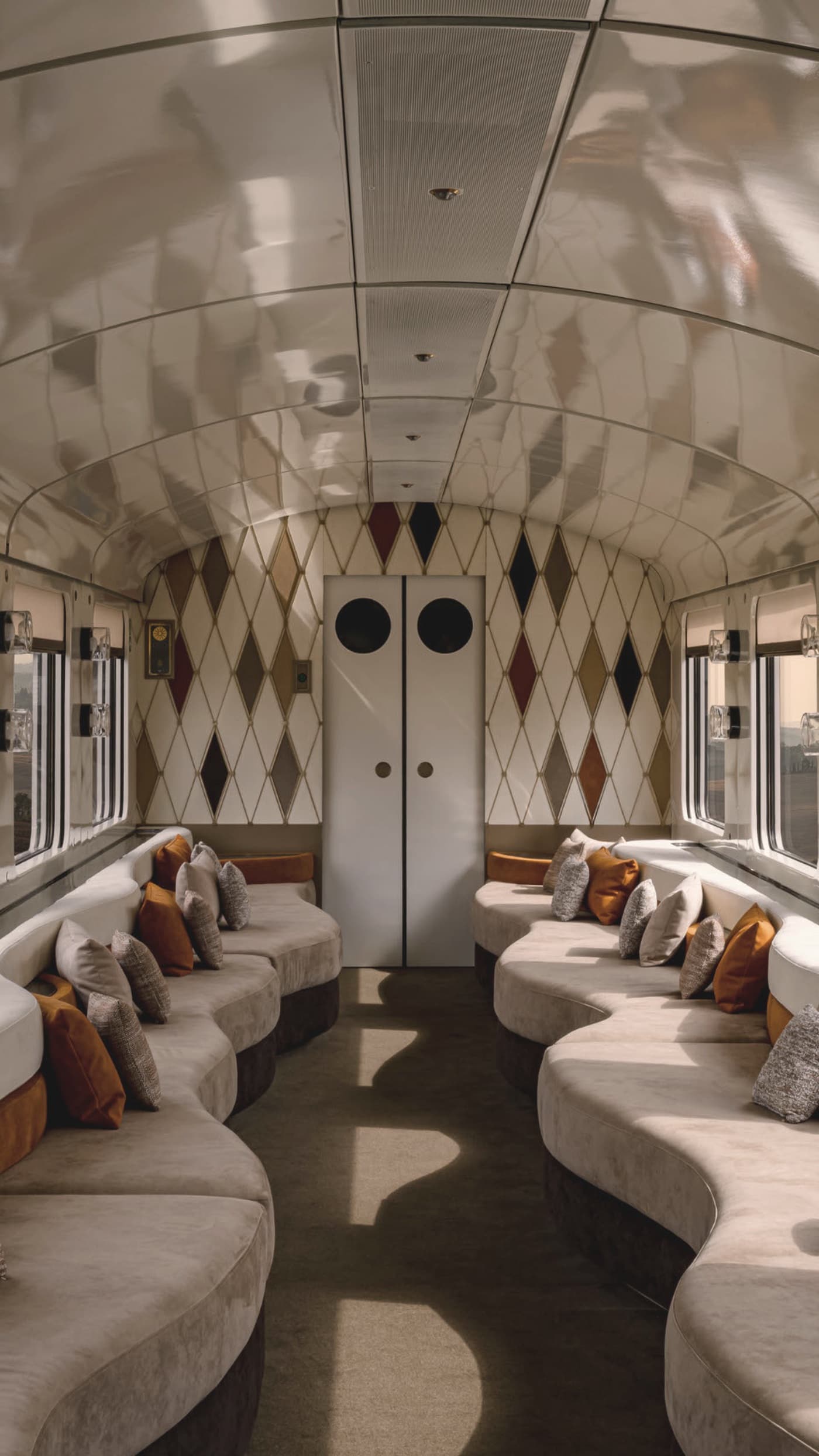 Salonwagen eines Luxuszuges mit Sitzgruppen am Fenster