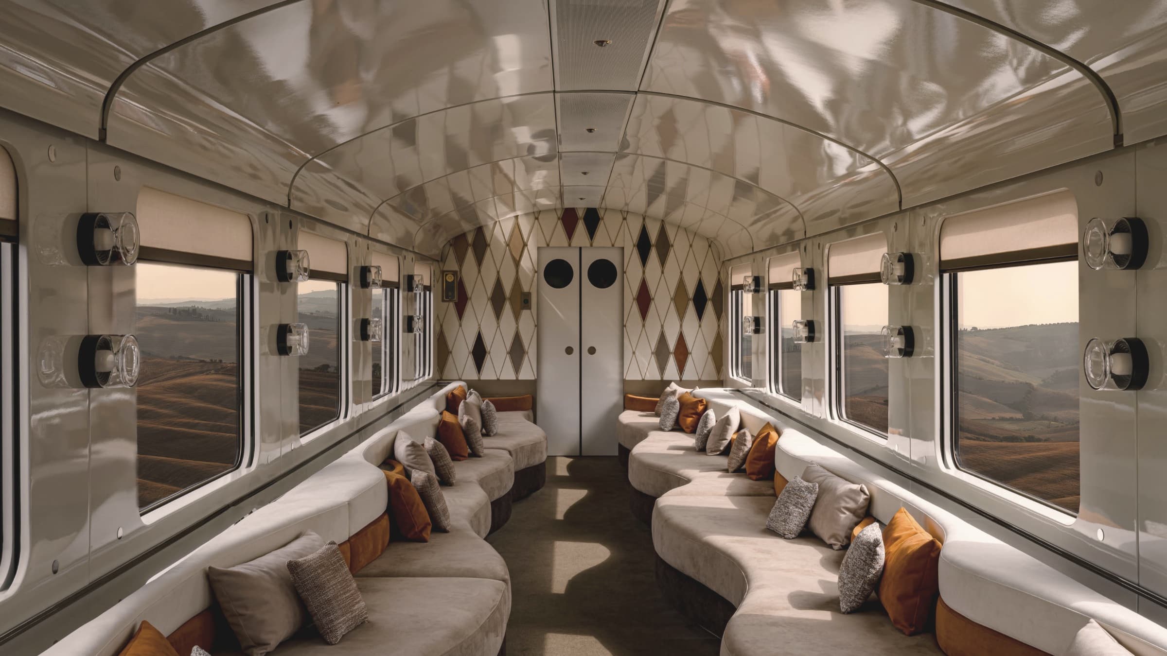 Salonwagen eines Luxuszuges mit Sitzgruppen am Fenster
