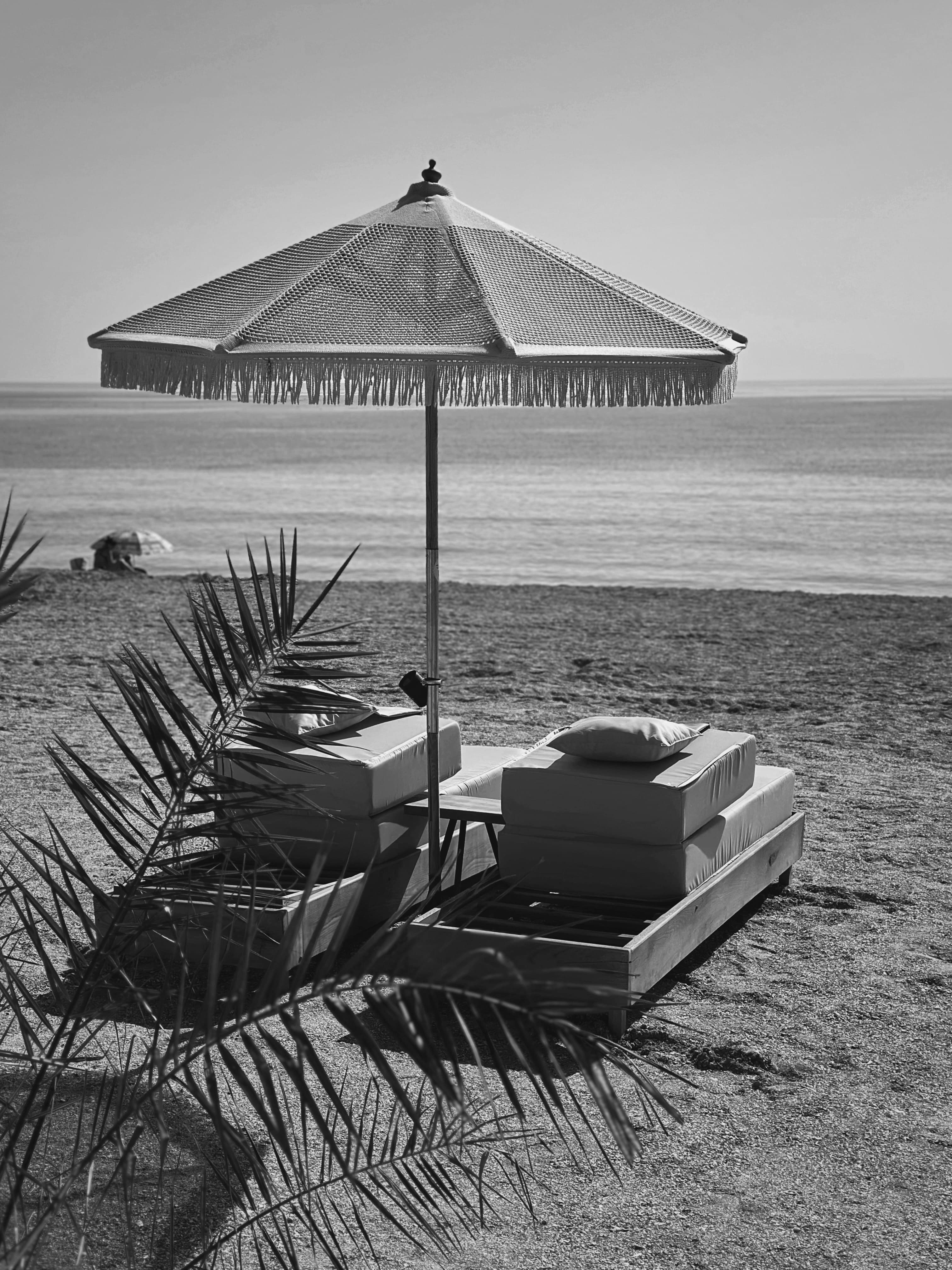 Sonnenschirm mit Daybeds am Meer